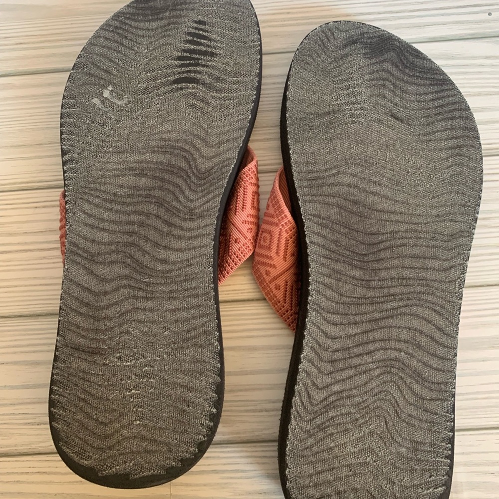 Reef Women's Coral Pink and Black Textured Strap Sandals - Picture 2 of 3